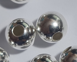  ** FACTORY SECONDS ** SLIGHT MACHINING MARKS ** <14.55g/100> sterling silver 5mm round bead, 1.5mm hole 