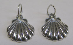  sterling silver 11.5mm x 9.5mm clam shell charm, plus closed oval jumpring with internal dimensions 3.6mm x 2.7mm 
