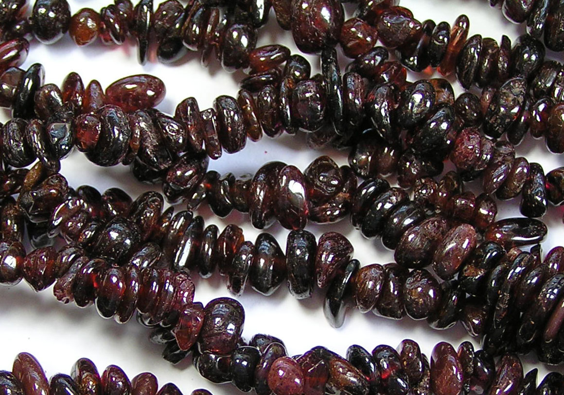 string of garnet chip beads - total length 78cm (32 inch) 