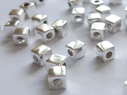  <22.5g/100> sterling silver 4mm rounded edges cube bead, 1.5mm beadling hole 
