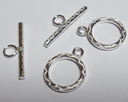  sterling silver, stamped 925, 13mm diameter etched ring with matching 21mm bar toggle clasp 